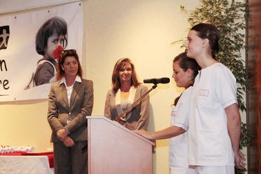 Carolina di Monaco consegna diplomi infermieri.jpg